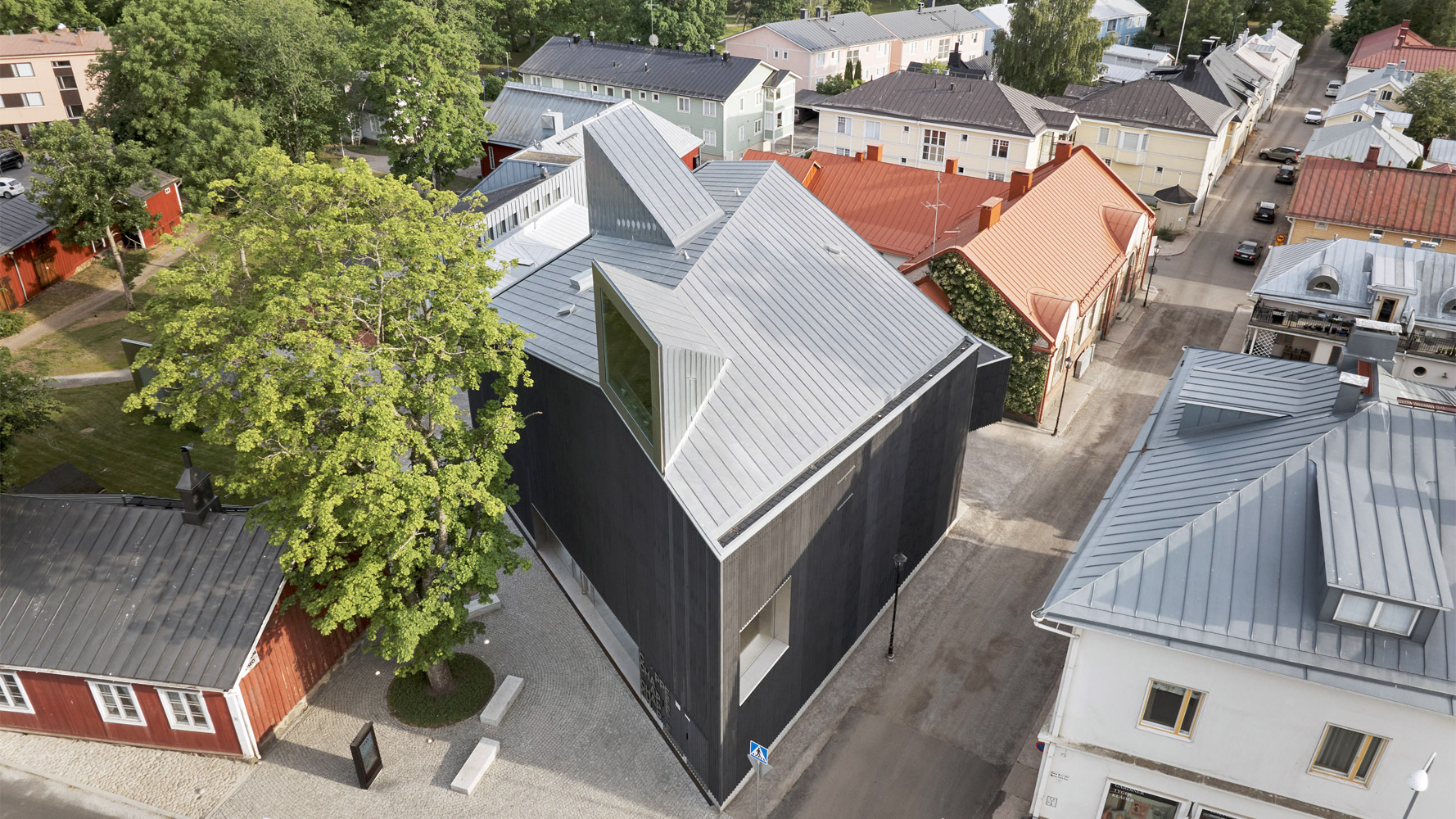 In Finland, JKMM Shoehorns the Chappe Art House into a Historic Town