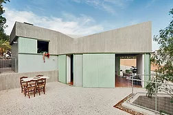 The Casa Baladrar in Alicante is for the families of three brothers