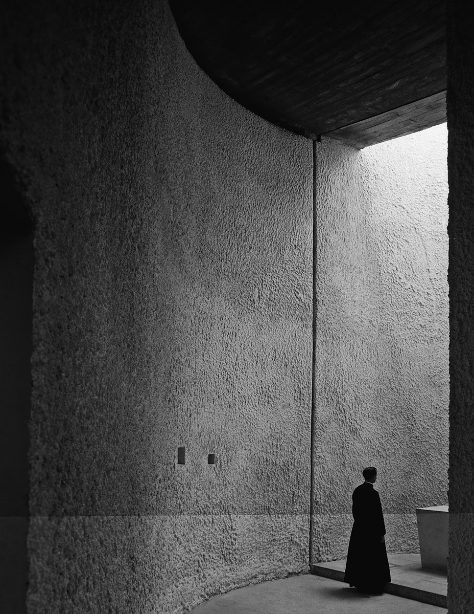 <br><h9>Notre Dame du Haut, Ronchamp, France: Le Corbusier, 1955.