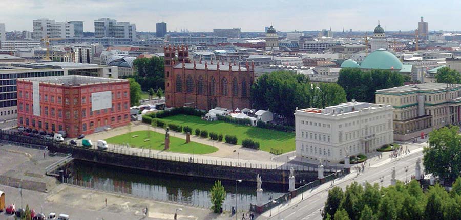 The site in 2005, before these structures were built, with a facsimile of Schinkel’s Bauakademie erected.