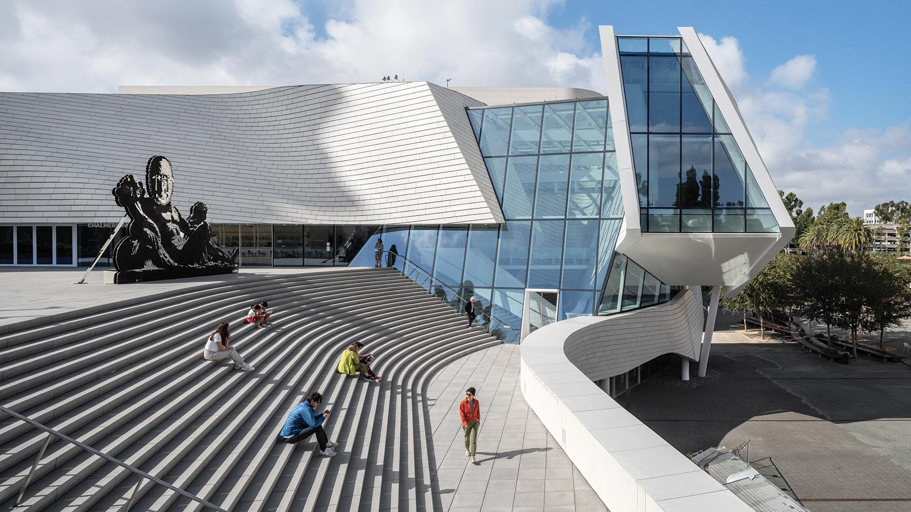 Morphosis’s Highly Sculpted Art Museum in Orange County Responds to its Urban Context