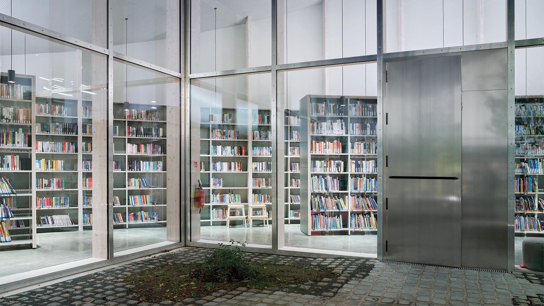OFFICE KGDVS uses Simple Geometry to Accommodate the Growing Needs of a Library in Belgium
