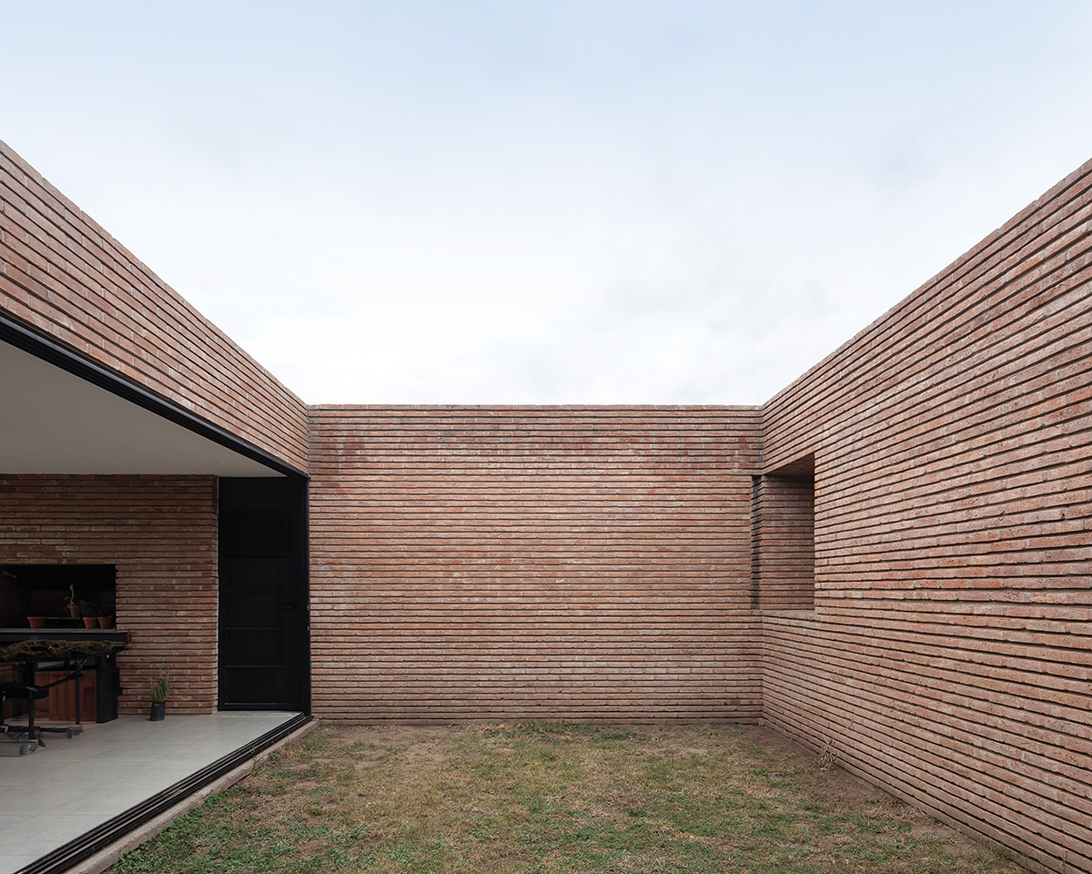 Three Courtyards House 