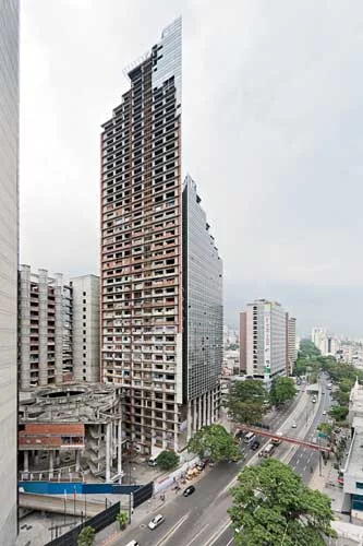 Rising 45 stories, Torre David is the world's tallest informal settlement, housing an estimated 3,000 residents. The tower was planned for commercial use, but construction stopped in the early 199