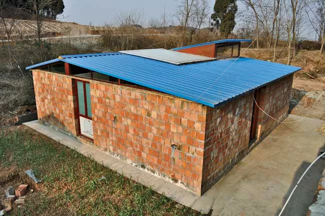 Ying Chee Chui designed the Pinwheel House based on L-shaped modules. Four components together make four rooms around a central courtyard. Adding modules to the perimeter allows residents to expan