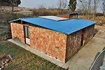 Ying Chee Chui designed the Pinwheel House based on L-shaped modules. Four components together make four rooms around a central courtyard. Adding modules to the perimeter allows residents to expan