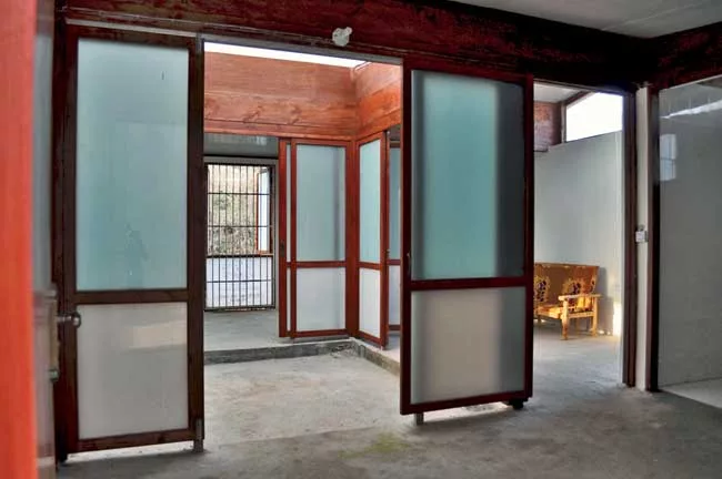 Ying Chee Chui designed the Pinwheel House based on L-shaped modules. Four components together make four rooms around a central courtyard. Adding modules to the perimeter allows residents to expan