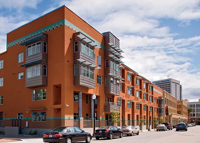 Michael Pyatok of Pyatok Architects designed Fox Courts affordable housing in Oakland to provide 80 dwellings for families and single people. The four-story, stucco-on-wood-frame struc