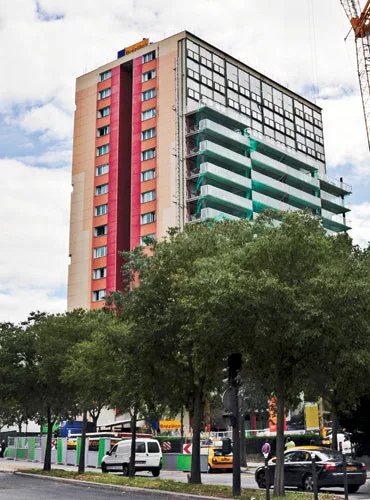 The new facade includes a 10-foot-deep extension to the building on all four sides. It was erected as a framework of story-tall columns and 24-foot-6-inch-wide floor decks over the course of several m