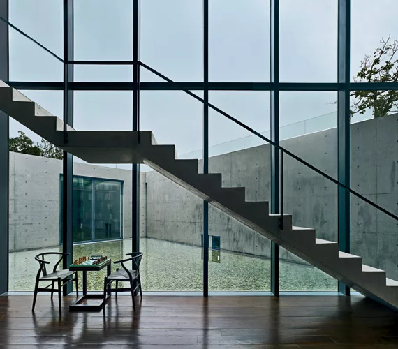 A pair of triangular courtyards contained within the center of the plan help anchor the private areas while bringing in daylight and outdoor views.