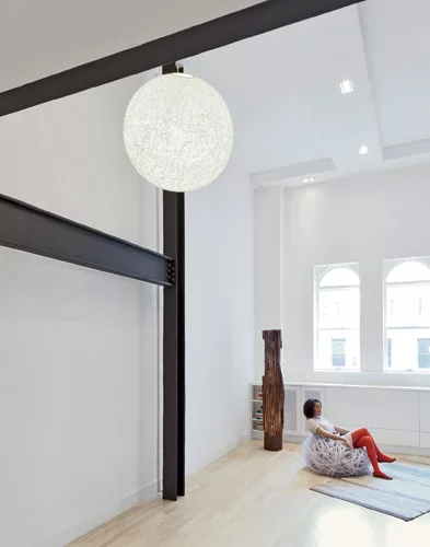 Reddy rid the space of awkward details such as wall niches, exposing select beams and columns she coated with intumescent paint.
