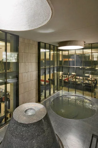 Called Banyan Park, this 23-acre campus includes the company’s headquarters, a conference center, cafeteria, and recreation facilities. TWBTA broke the complex into nine buildings connected by a