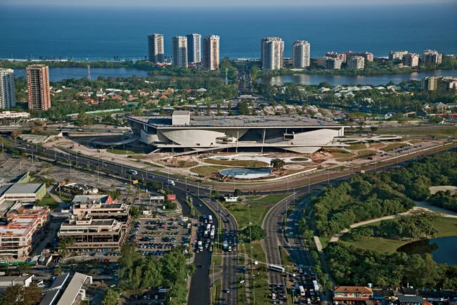 The raised floor plate of Christian de Portzamparc’s Cidade das Artes lifts its public spaces higher than a busy traffic interchange in Rio’s sprawling Barra district, affording views to t