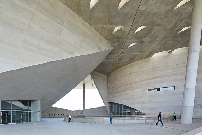 The architects set separate volumes housing different components of the program within the Cidade's single structural frame and allowed open-air public spaces to flow around them.