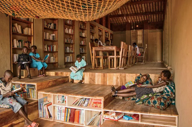 The single room steps down a few feet in the front to create book shelves and reading terraces.