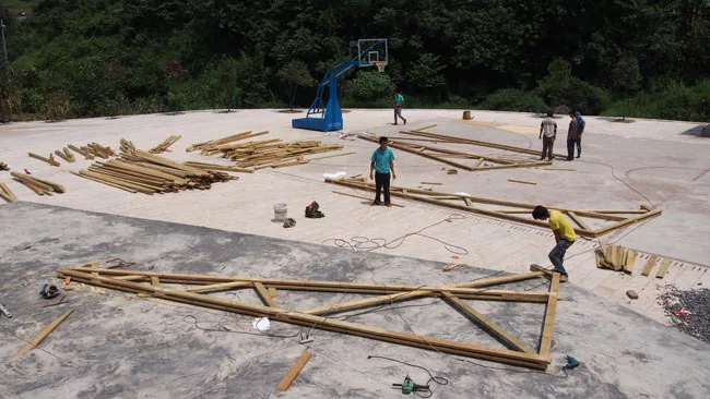 Assembling the trusses on site. 