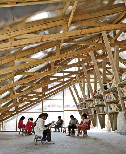 Standard wood benches and stools, found in most rural Chinese schools, serve as the only furniture. Translucent poly'carbonate panels bring daylight into the interior.