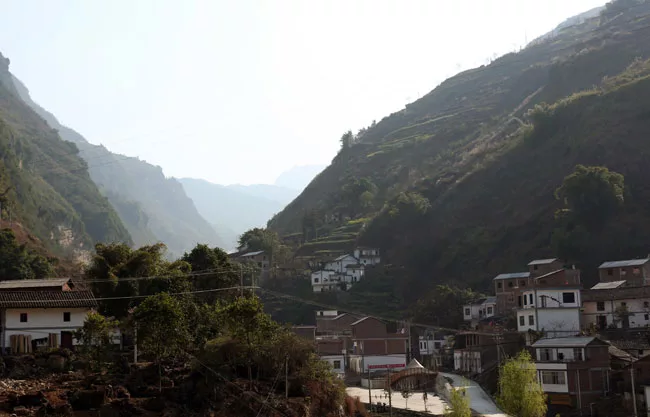 The building in its mountainous context.