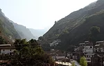 The building in its mountainous context.