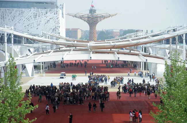 Located at the end of the Cardo, the 1,148-foot-long path that connects the Expo's north and south axis, and adjacent to the Italian Pavilion, the Tree of Life rises 121 feet and is reflected in the t