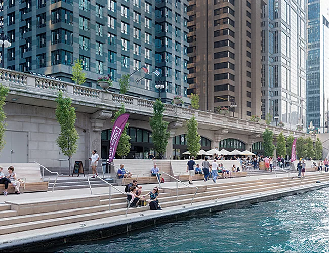 Designed and built by Sasaki Associates, Ross Barney Architects, and Alfred Benesch engineers, the Riverwalk will stretch 1-1/4 miles to Lake Michigan upon completion.