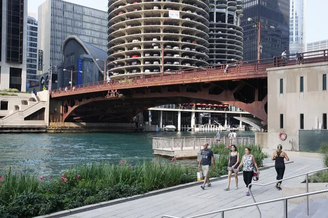 Designed and built by Sasaki Associates, Ross Barney Architects, and Alfred Benesch engineers, the Riverwalk will stretch 1-1/4 miles to Lake Michigan upon completion.
