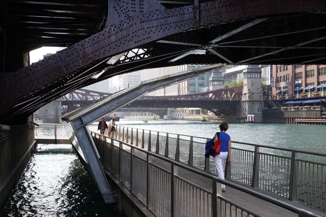 Designed and built by Sasaki Associates, Ross Barney Architects, and Alfred Benesch engineers, the Riverwalk will stretch 1-1/4 miles to Lake Michigan upon completion.
