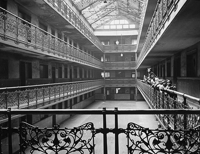 The atrium of the block-long, block-wide Mecca in 1944.
