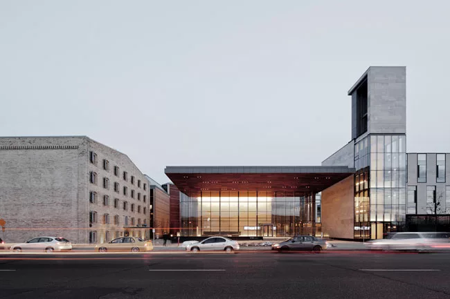 The architects developed the site, which entailed the design of an academic building with classrooms, offices, and event and public spaces, and the renovation of a former Seagram distillery into CIGI 