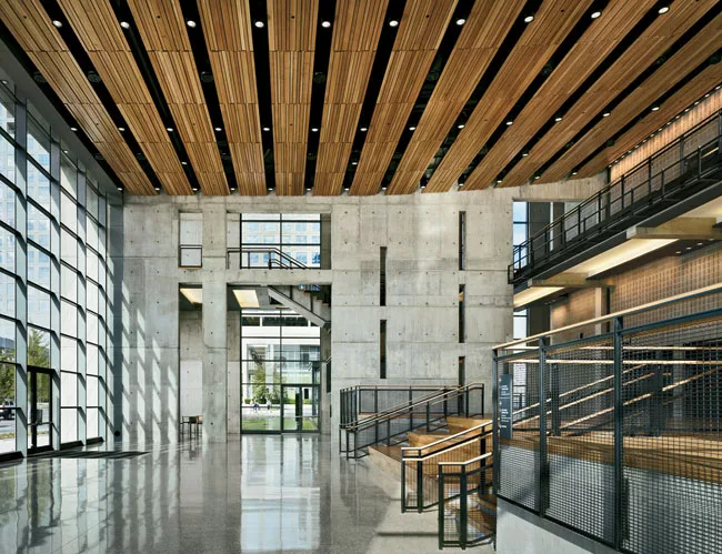 The glass curtain wall on the performance hall’s northwest facade creates an inviting 9,000-square-foot lobby, which doubles as a flexible performance space.