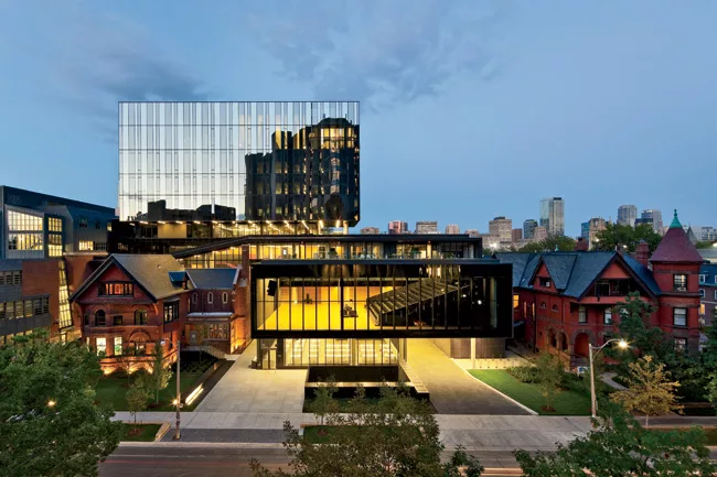 The nine-story expansion required a sensitive approach to the numerous and historically important surrounding properties. Its glazed volume is a symbol of the facility’s transparency.