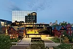 The nine-story expansion required a sensitive approach to the numerous and historically important surrounding properties. Its glazed volume is a symbol of the facility&rsquo;s transparency.