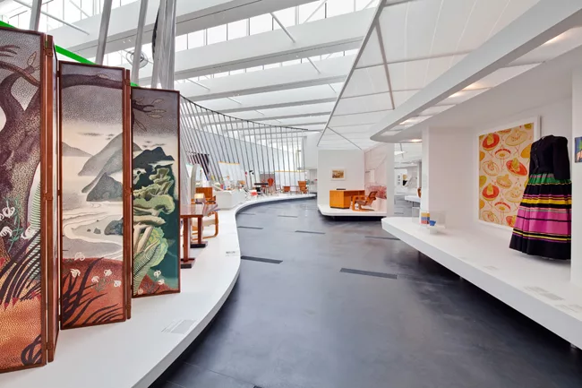 Hodgetts + Fung’s waferlike canopies shield the sun from the museum’s skylights. The 1930s folding screen was designed by Millard Sheets and the 1942 skirt and jacket ensemble by Louella B