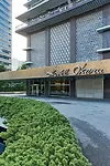 Located in the Akasaka area, near the U.S. embassy, the hotel opened in 1962 and was designed by Yoshiro Taniguchi and Hideo Kosaka. Its use of decorative <em>namako</em> wall tiling on the exterior b