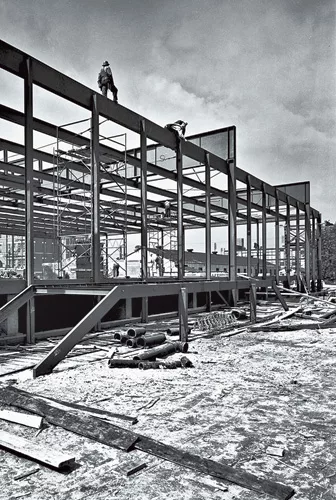 Mies&rsquo;s love of structural clarity can perhaps be best seen in projects during construction, for example, Crown Hall at IIT from 1956 (left) and 860'880 Lake Shore Drive in Chicago from 1951 (Sli