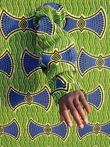 Meneses and Ju'rez joined a group of artists organized by a Swiss collective to carry out interventions in Tambacounda, Senegal. On arriving, they were struck by the contrast between the colorful trad