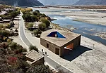 Situated at the start of a scenic drive in Tibet, between a road and a river, the Niyang River Visitor Center (2009) houses a ticket office, a changing room for rafting, and toilets. Like other Standa