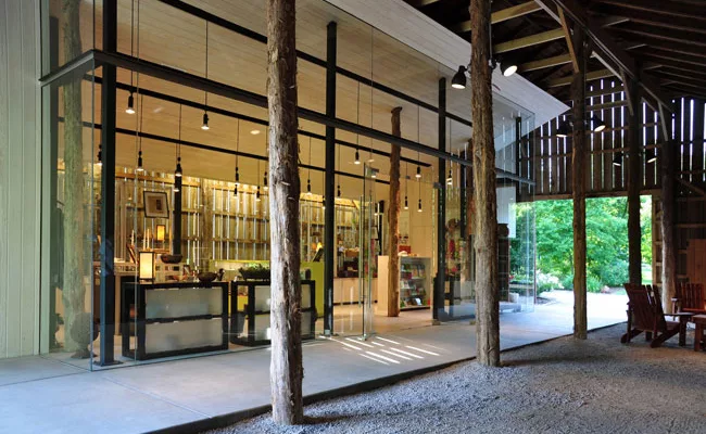 Yew Dell Botanical Gardens is a 33-acre historic property that serves as a major center for gardening, research, and education. For the Visitor Center, De Leon & Primmer renovated a 1,842-square-foot