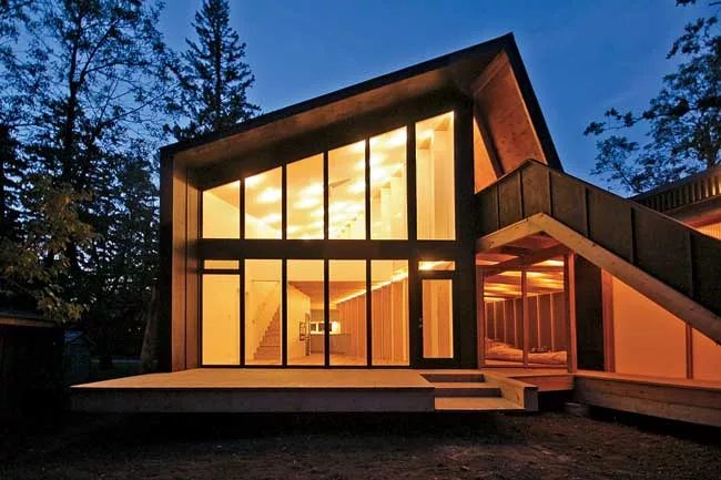 A family of four wanted to build a year-round retreat along the western shore of Lake Winnipeg, about an hour north of the city. In response, the firm designed an L-shaped house with outdoor living sp