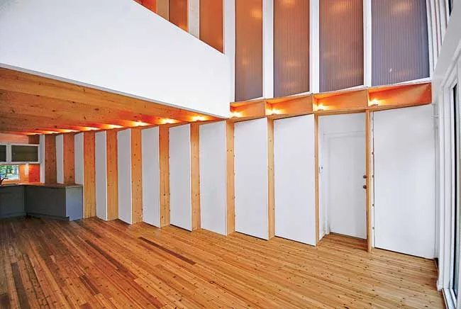 A family of four wanted to build a year-round retreat along the western shore of Lake Winnipeg, about an hour north of the city. In response, the firm designed an L-shaped house with outdoor living sp