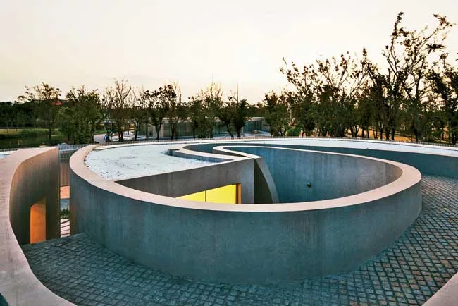 Like a Richard Serra sculpture, the building has a simple exterior hiding a complex interior and a form that unfolds as the viewer moves through it. To extend the visitor's experience at this small ga