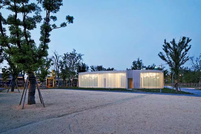 Like a Richard Serra sculpture, the building has a simple exterior hiding a complex interior and a form that unfolds as the viewer moves through it. To extend the visitor's experience at this small ga