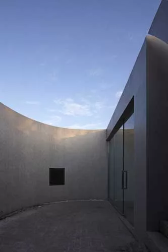 Like a Richard Serra sculpture, the building has a simple exterior hiding a complex interior and a form that unfolds as the viewer moves through it. To extend the visitor's experience at this small ga
