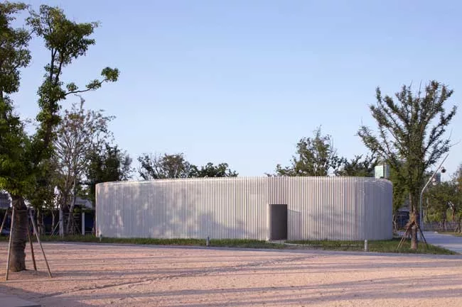 Like a Richard Serra sculpture, the building has a simple exterior hiding a complex interior and a form that unfolds as the viewer moves through it. To extend the visitor's experience at this small ga