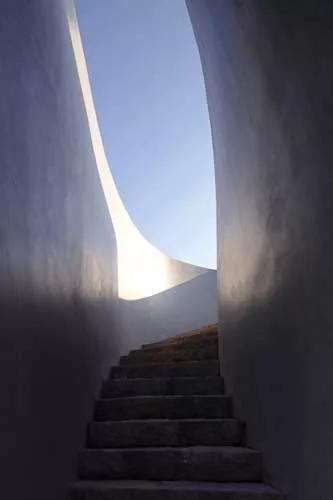 Like a Richard Serra sculpture, the building has a simple exterior hiding a complex interior and a form that unfolds as the viewer moves through it. To extend the visitor's experience at this small ga
