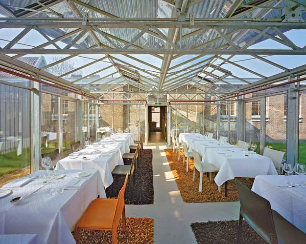 The restaurant is located in what was once a dairy stall on land owned by the former Royal Dutch Gunpowder Factory in Ouderkerk on the Amstel, the Netherlands. The current owner gained permission to