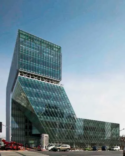A building for the Korea National Housing Corporation in Jeonju, South Korea, consists of offices (220,000 square feet) and a cultural center (80,000 square feet). Rather than restricting the cultural