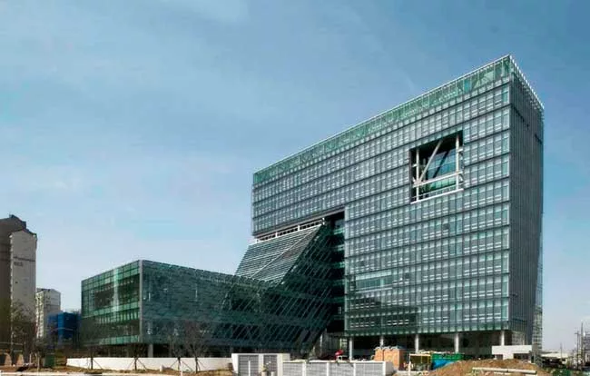 A building for the Korea National Housing Corporation in Jeonju, South Korea, consists of offices (220,000 square feet) and a cultural center (80,000 square feet). Rather than restricting the cultural