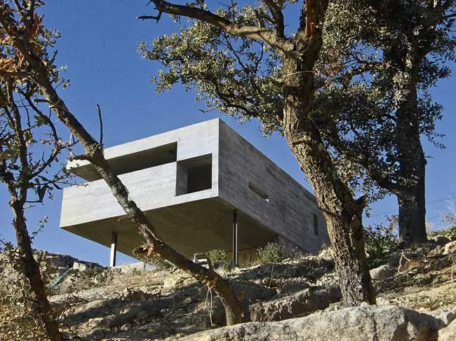 The building comprises two residences, one for Carnicero himself and the other for a friend, as well as the architect's studio. The house, outside of Madrid in Torrelodones, is raised on an ample podi