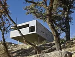 The building comprises two residences, one for Carnicero himself and the other for a friend, as well as the architect's studio. The house, outside of Madrid in Torrelodones, is raised on an ample podi